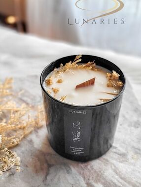 White Tea Scented Soy Wax Candle with Wooden Wick and Botanicals